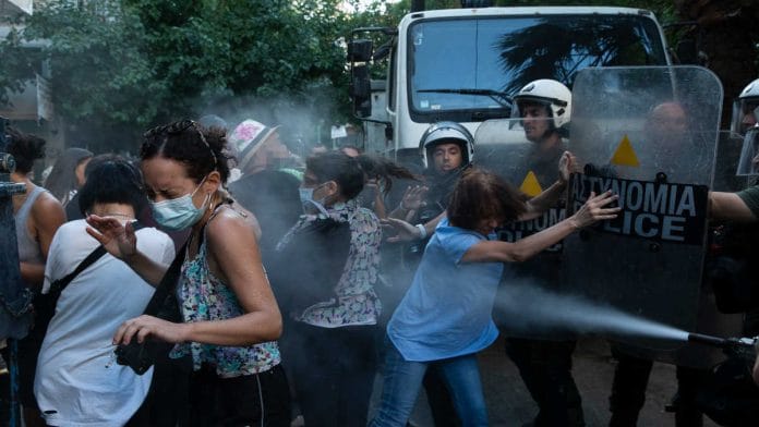 ΜΑΤ δέρνουν κατοίκους που διαμαρτύρονται για το μετρό