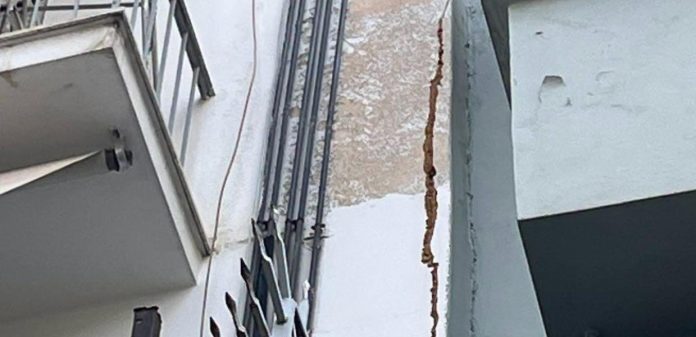Ο εργολάβος αν και προκάλεσε ζημιές σε πολυκατοικίες ζητά αποζημίωση για το σταμάτημα των έργων στο μετρό