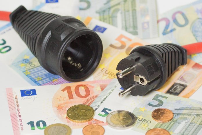 Πανάκριβα πληρώνουν στους λογαριασμούς ρεύματος οι καταναλωτές τη μετατροπή της χώρας σε καθαρό εξαγωγέα ενέργειας
