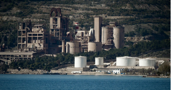 Σε αναβρασμό βρίσκονται οι κάτοικοι του Βόλου για τη συνεχιζόμενη καύση σκουπιδιών από την τσιμεντοβιομηχανία ΑΓΕΤ Ηρακλής